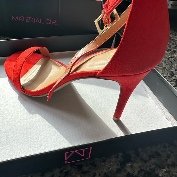 Tomato-red microsuede size 10 women’s sandals. - Picture 4 of 4